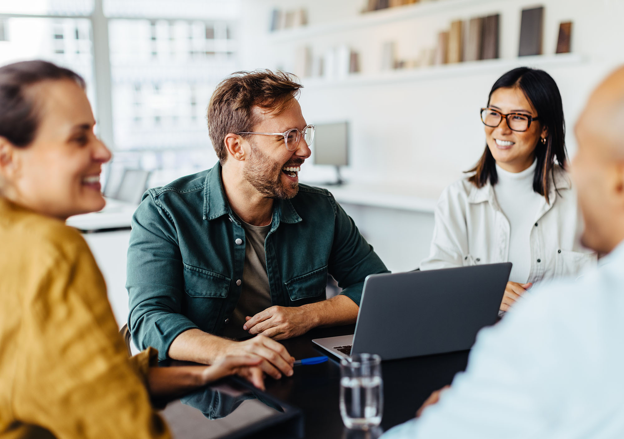 Diverse business people having a team meeting in an office Pacto Finance interim